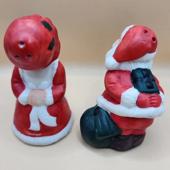 Kissing Santa and Mrs Claus Salt and Pepper Shakers - Picture 2 of 7